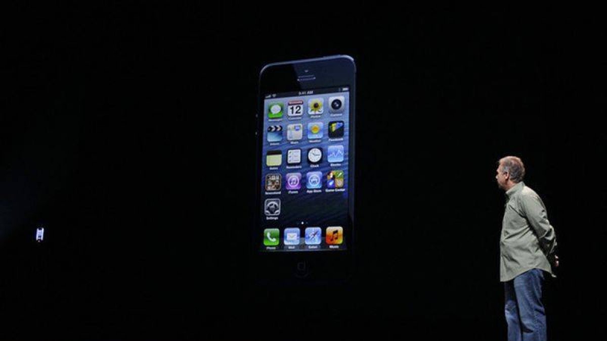 Phil Shiller, vicepresidente mundial de márketing de Apple, con el nuevo iPhone 5.