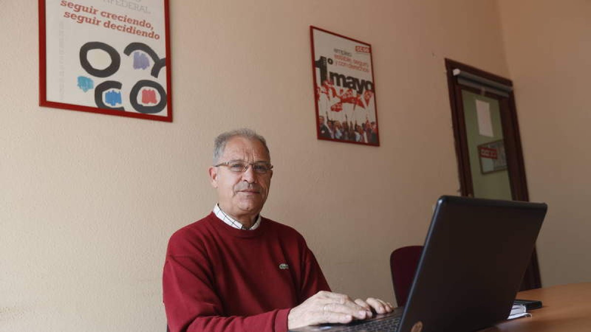Basilio Garmón, ayer en la que ha sido la sede de la plataforma (en CC OO) durante los últimos cuatro años. RAMIRO