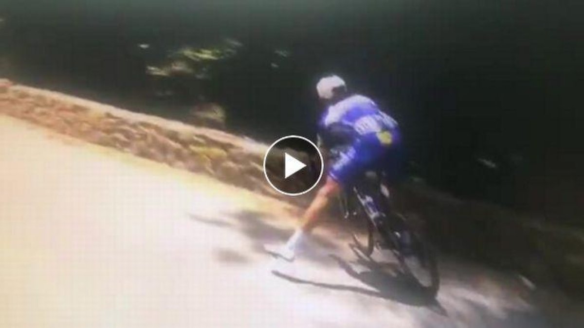 Impactante caída de Philippe Gibert por un barranco en el Tour. /