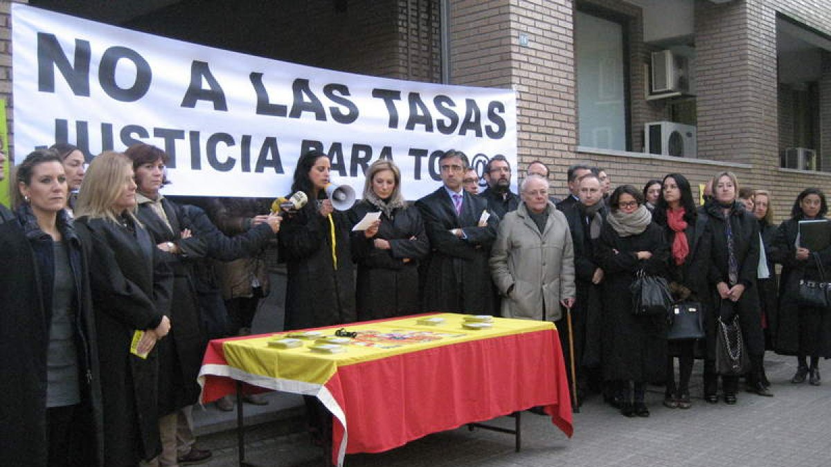 La protesta de los abogados fue ayer a mediodía delante del Palacio de Justicia de Ponferrada.