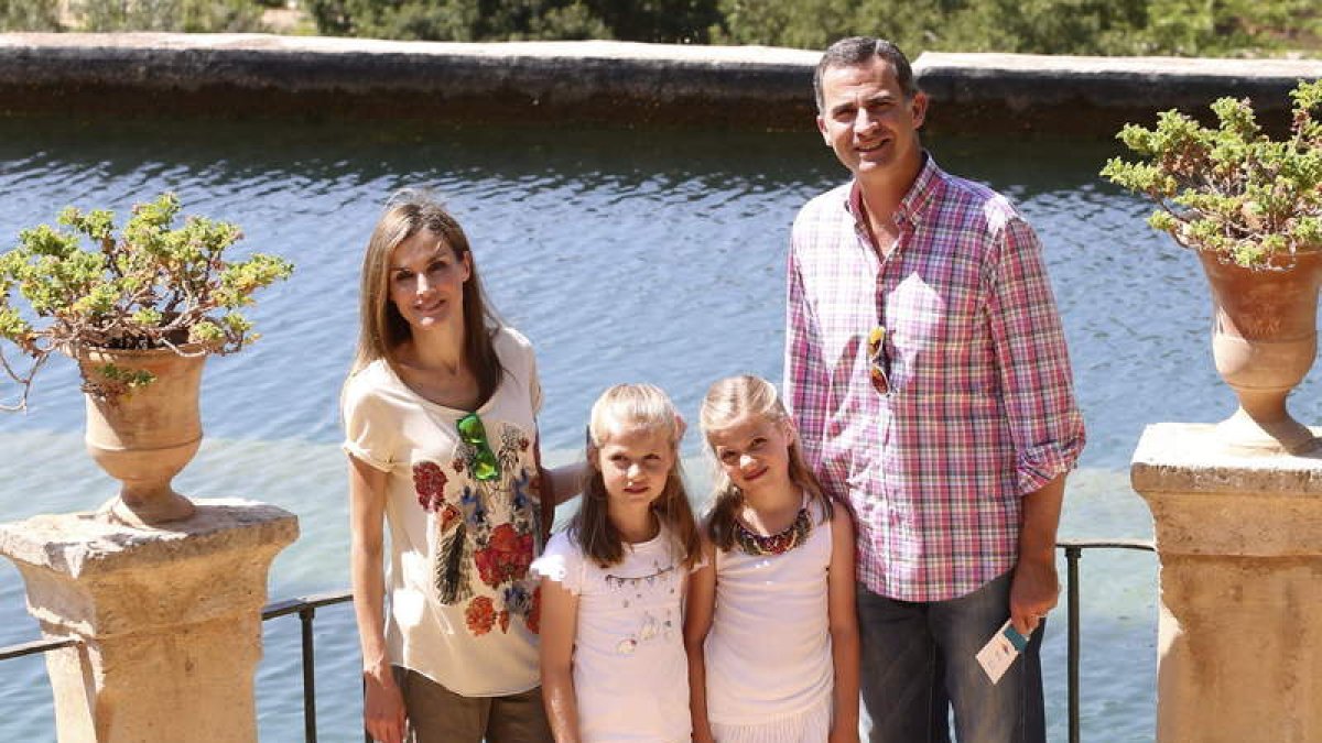 Los reyes Felipe y Letizia y sus hijas, la princesa Leonor y la infanta Sofía, en la finca Raixa en Mallorca.