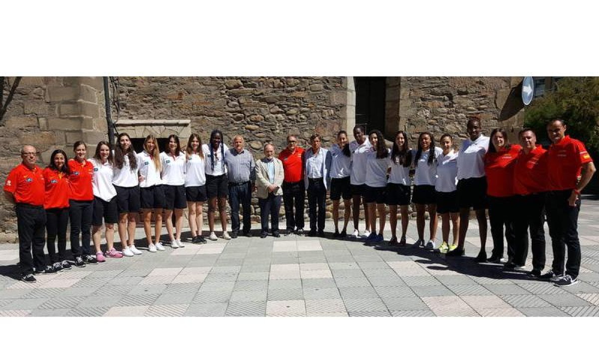 La selección española U20 femenina junto a autoridades locales y provinciales. FROC