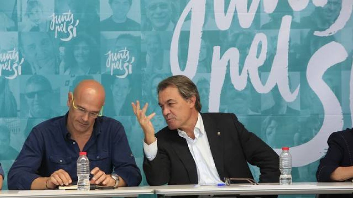 Mas habla con Romeva (izquierda), este lunes.