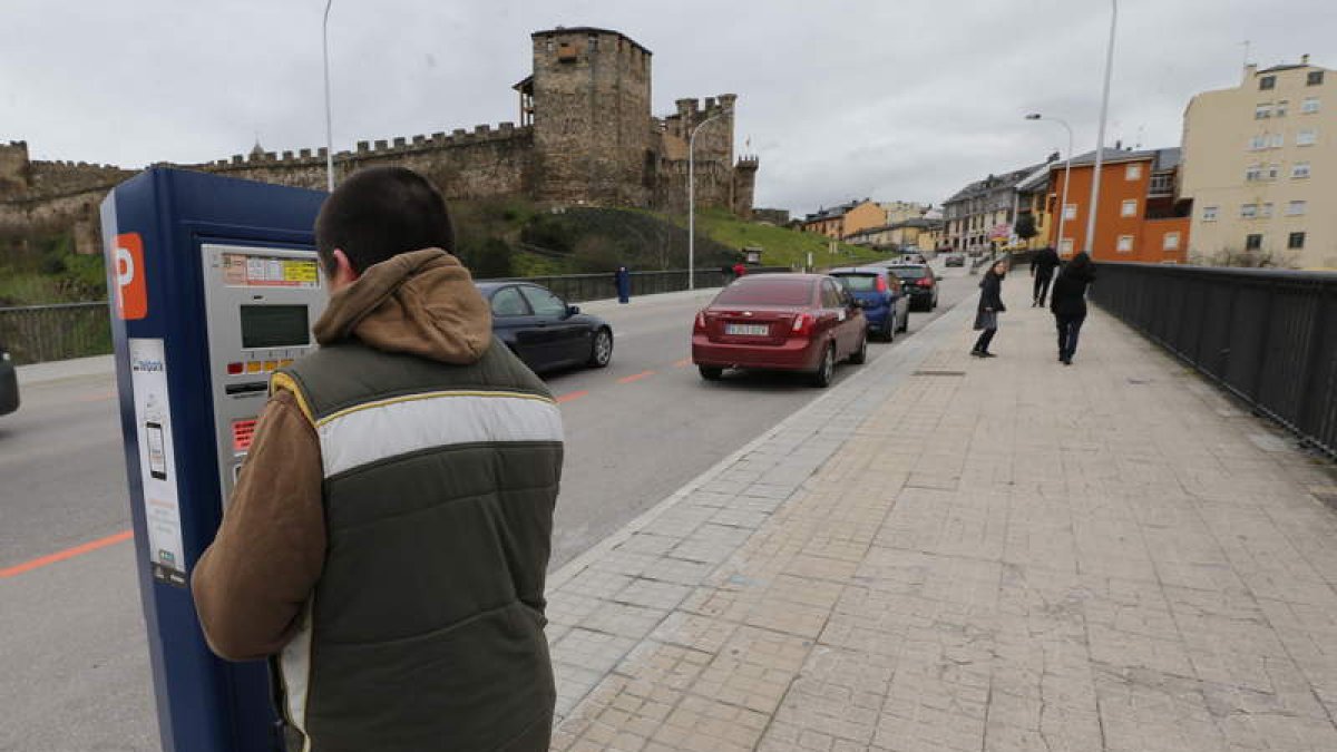 Zona de estacionamiento regulado en el puente García Ojeda. AFB