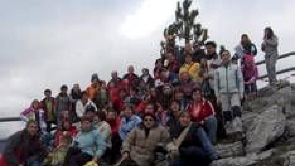Montañeros de Sabero colocaron un belén de cumbres