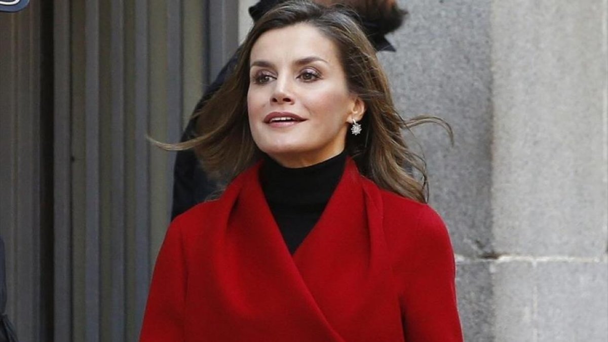 La reina Letizia, de rojo, el pasado 21 de diciembre, en un actor de la Asociación Española contra el Cáncer.