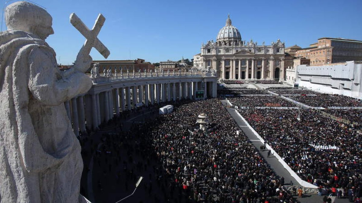 La Plaza de San Pedro, abarrotada para despedir al Papa.