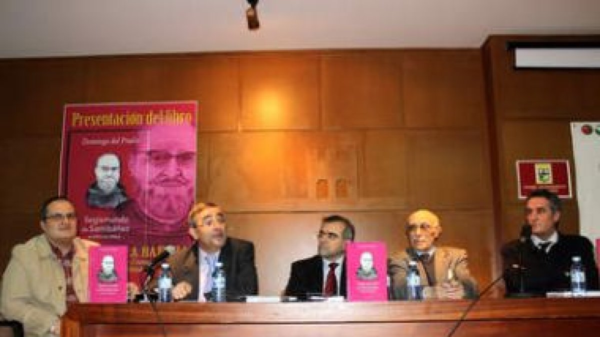 Un momento de la presentación ayer del libro sobre el religioso de Santibáñez de la Isla.
