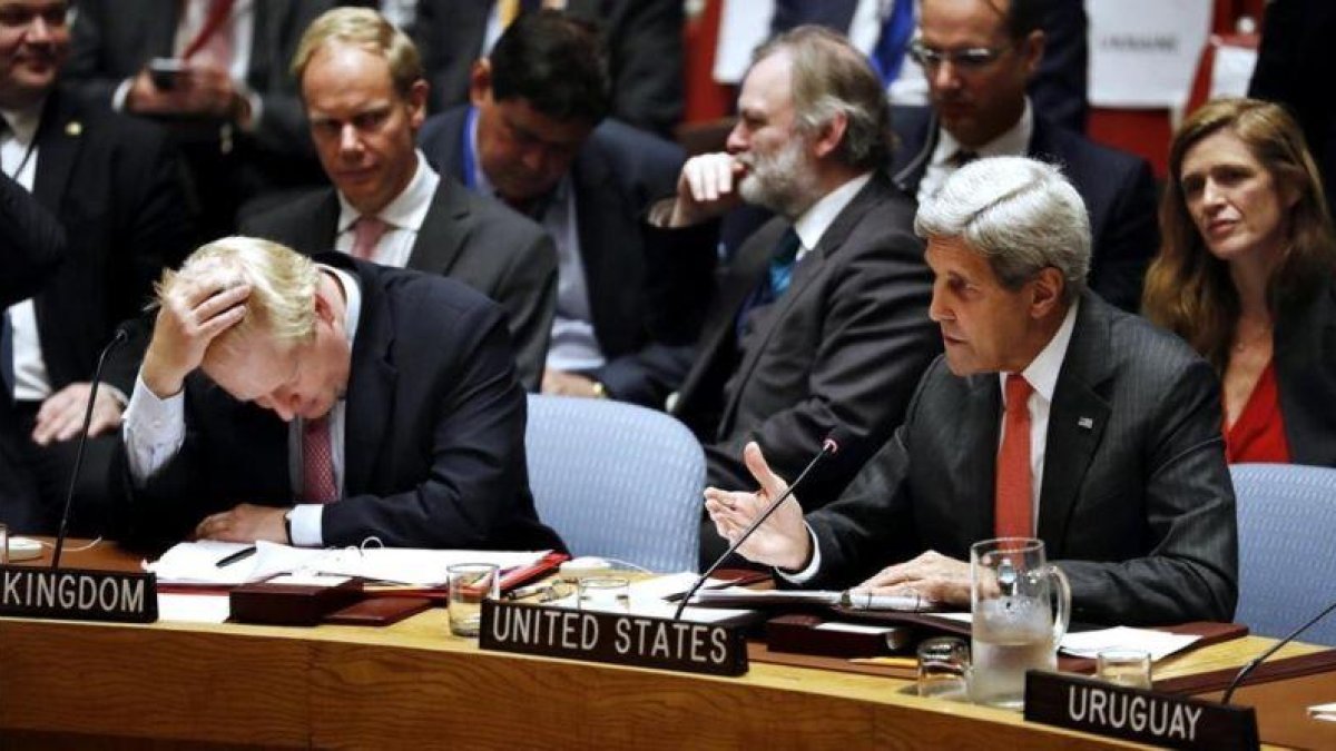 Kerry (derecha) habla junto a Boris Johnson, ministro de Exteriores británico, en el Consejo de Seguridad de la ONU, este miércoles, en Nueva York.