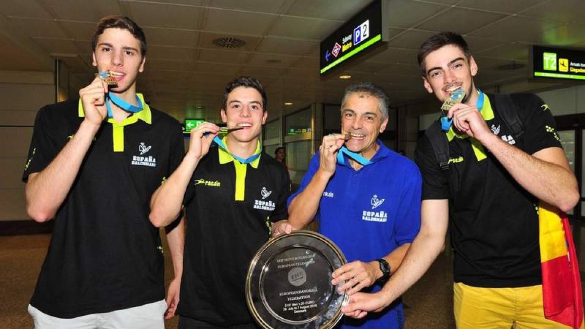 David Fernández, Jaime Fernández, Isidoro Martínez y Javier Teijón, con la medalla de oro nada más aterrizar en Barajas. RFEBM