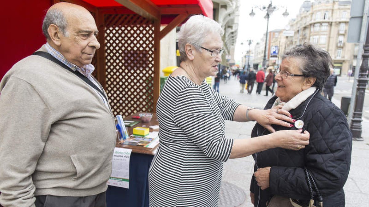 Alcer celebró ayer el Día del Donante con su campaña a pie de calle. FERNANDO OTERO