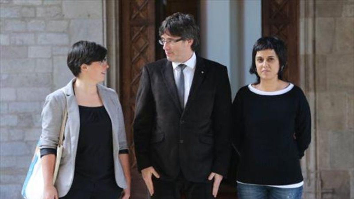 El president Carles Puigdemont y las diputadas de la CUP Mireia Boya y Anna Gabriel, en febrero.