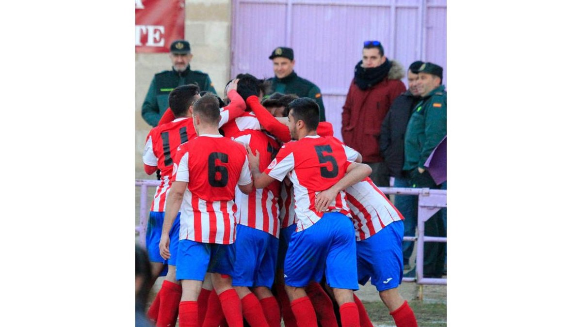 Los jugadores rojiblancos celebran el gol de la victoria frente al equipo bañezano. SECUNDINO PÉREZ
