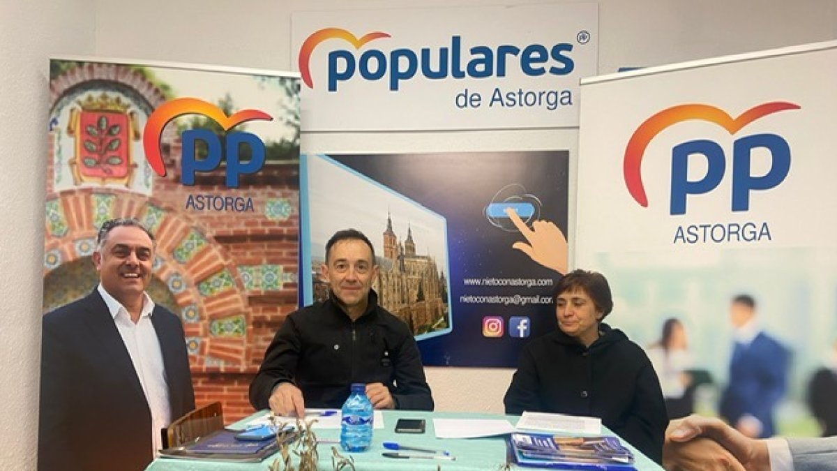 Concejales del PP de Astorga en la rueda de prensa. DL