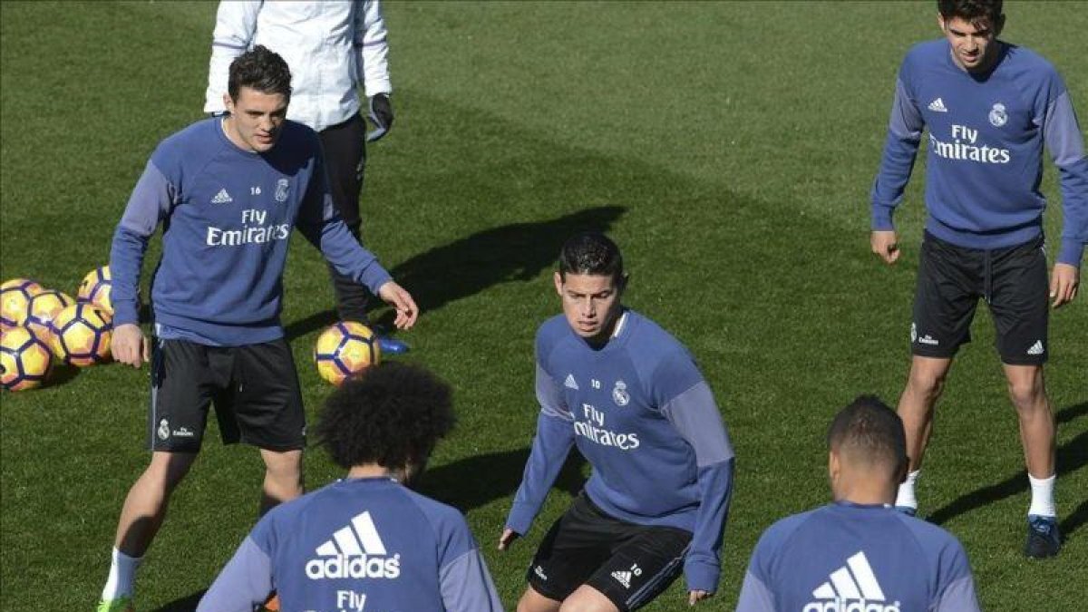 James, en el centro de un rondo junto con Kovacic, Marcelo, Casemiro y Enzo Zidane.