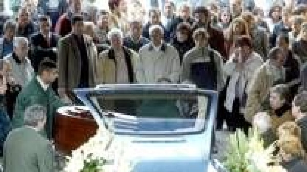 Un momento del entierro de la joven granadina asesinada por su marido