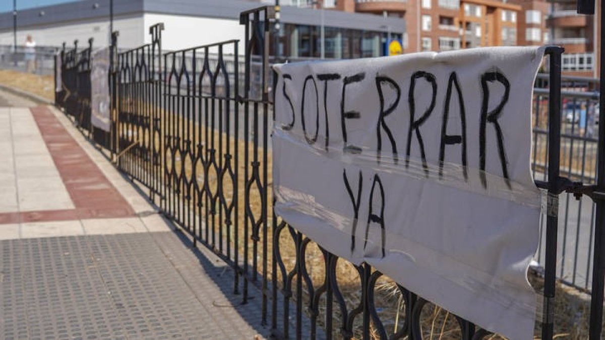 Pancarta que pide el soterramiento del tren en Trobajo. DL