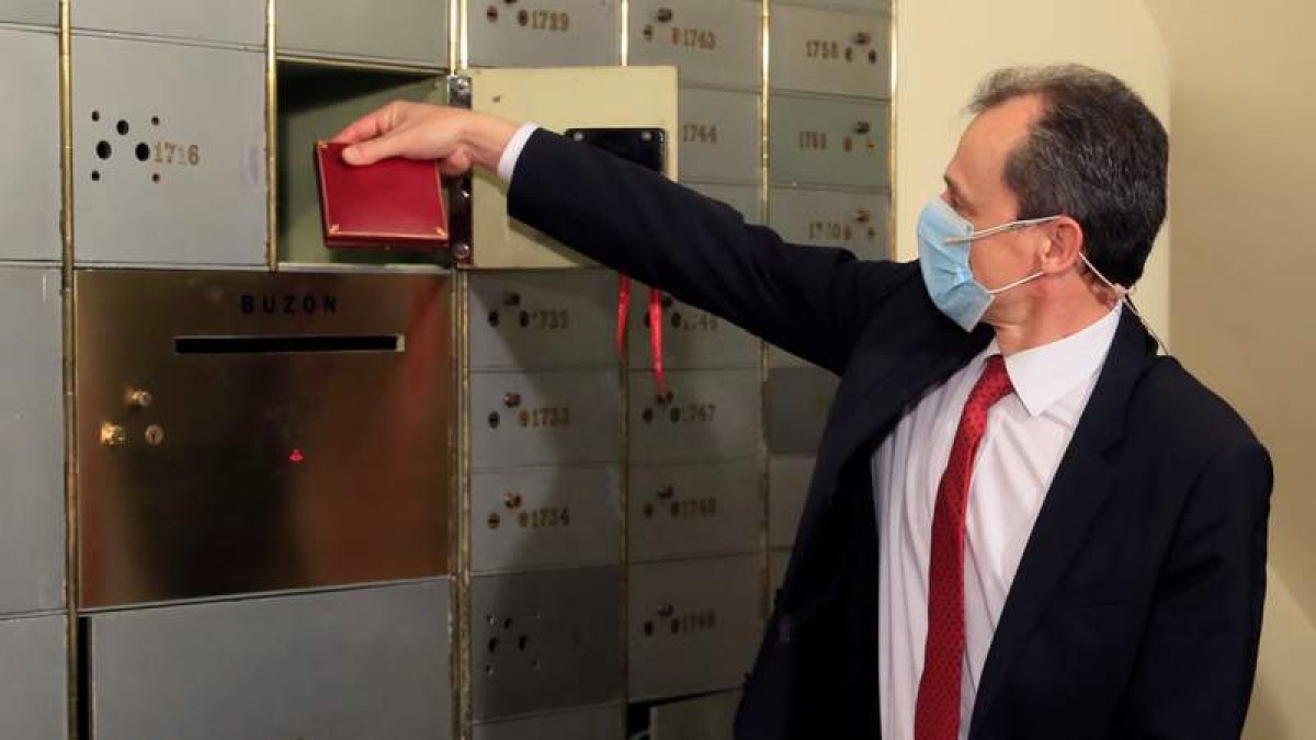 Duque deposita la medalla del Premio Nobel de Fisiología y Medicina que Ramón y Cajal recibió en 1906. F. ALVARADO