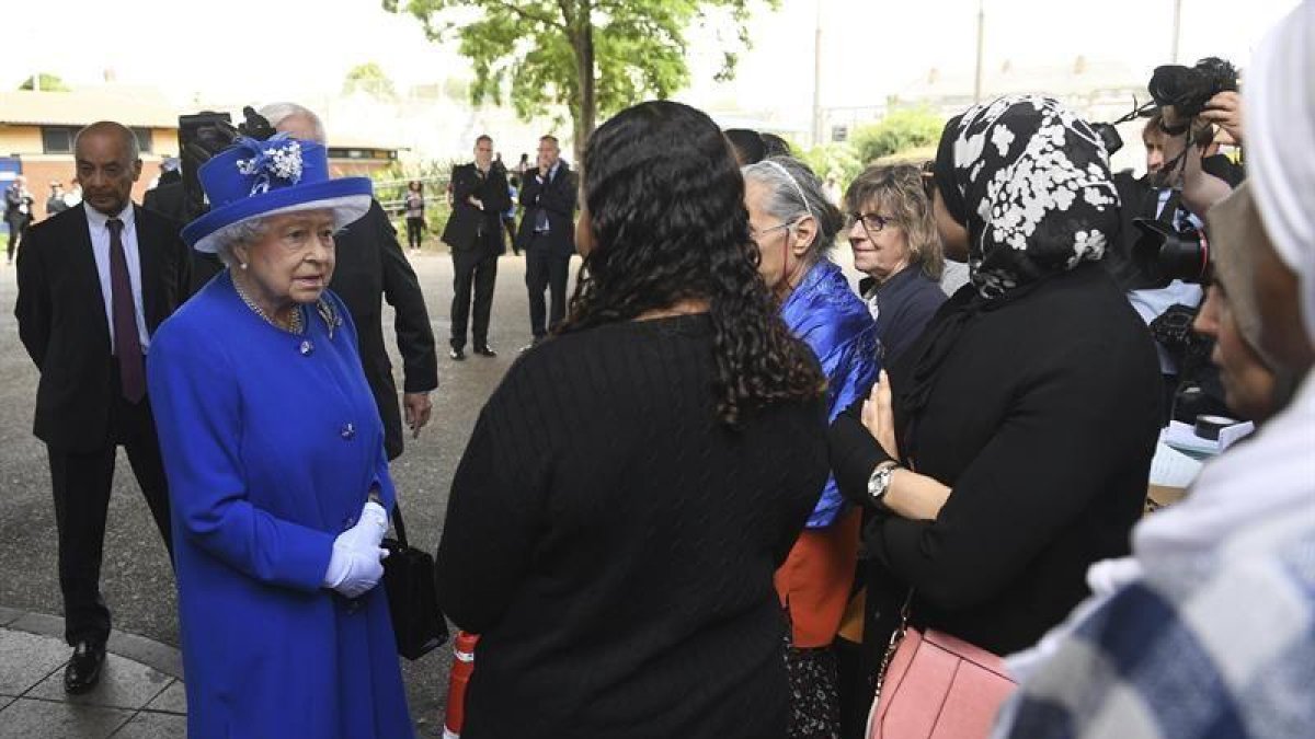 La reina Isabel II y el duque de Cambridge se desplazaron hoy a un centro habilitado para ayudar a los afectados en el incendio del miércoles.