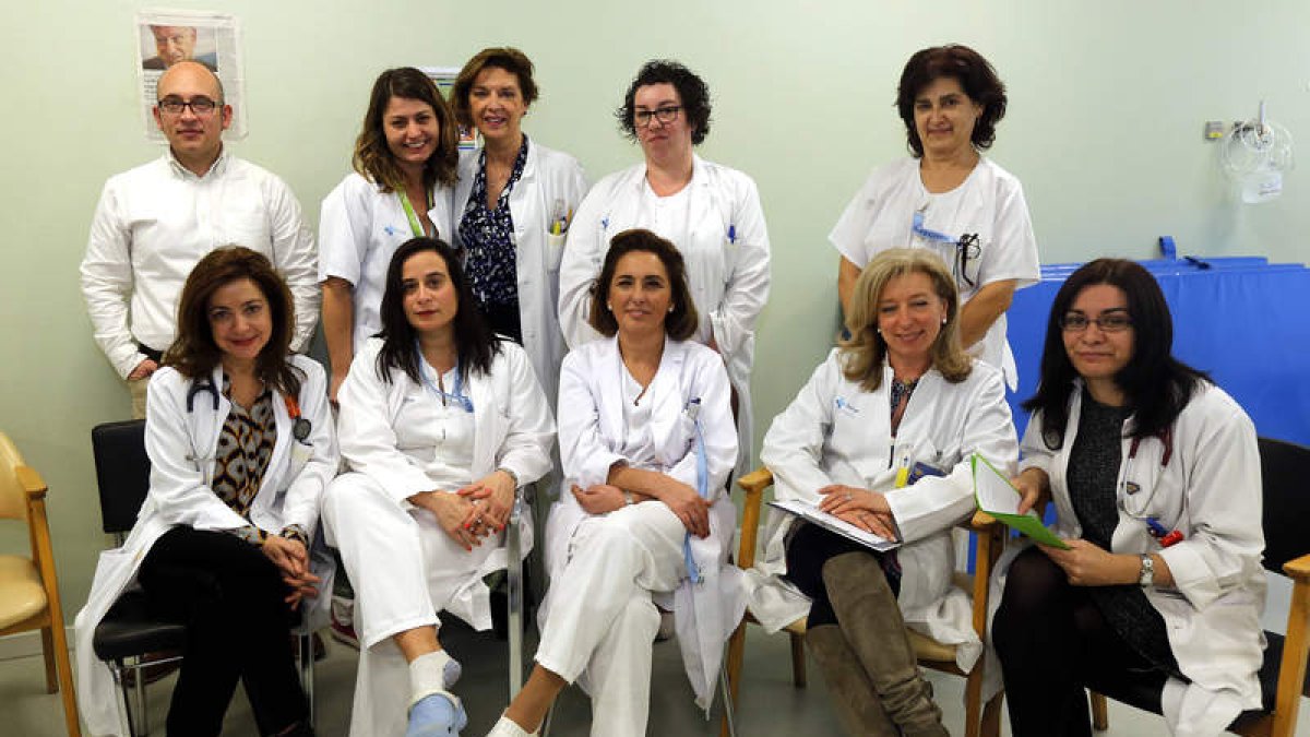 El equipo multidisciplinar de Rehabilitación Cardiaca en el primer día de la puesta en marcha del programa para un nuevo grupo de pacientes.
