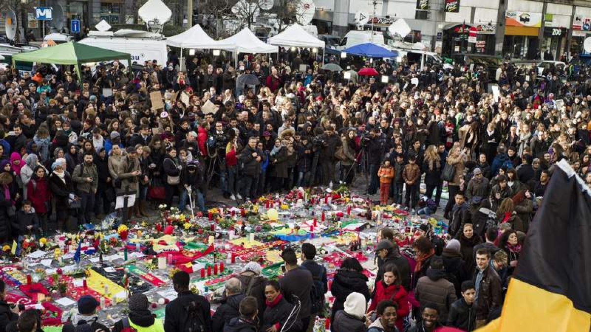 Cientos de personas se manifiestan en solidaridad con las víctimas en la plaza de la Bolsa. YOAN VALAT
