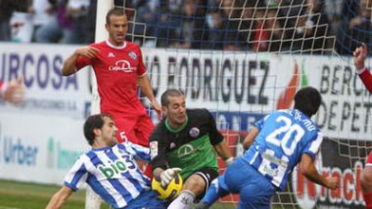 Biel Ribas salvó ante Del Olmo y Sáizar el tercer gol.