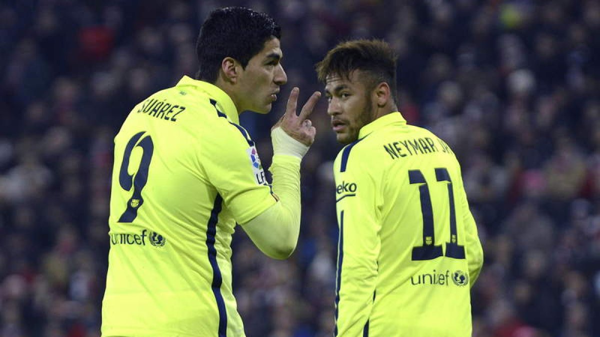 Luis Suárez celebra con Neymar el gol que marcó en San Mamés frente al Athletic Club.
