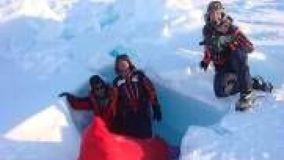 La expedición rescata a Ramón y a su trineo de una trampra creada entre los grandes bloques de hielo