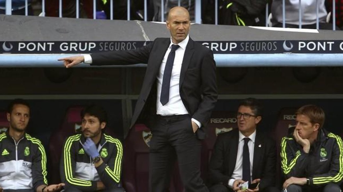 Zidane, en el banquillo de La Rosaleda