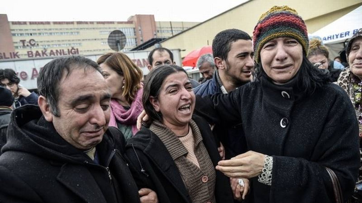 La madre del adolescente muerto Berkin Elvan (centro), este martes.