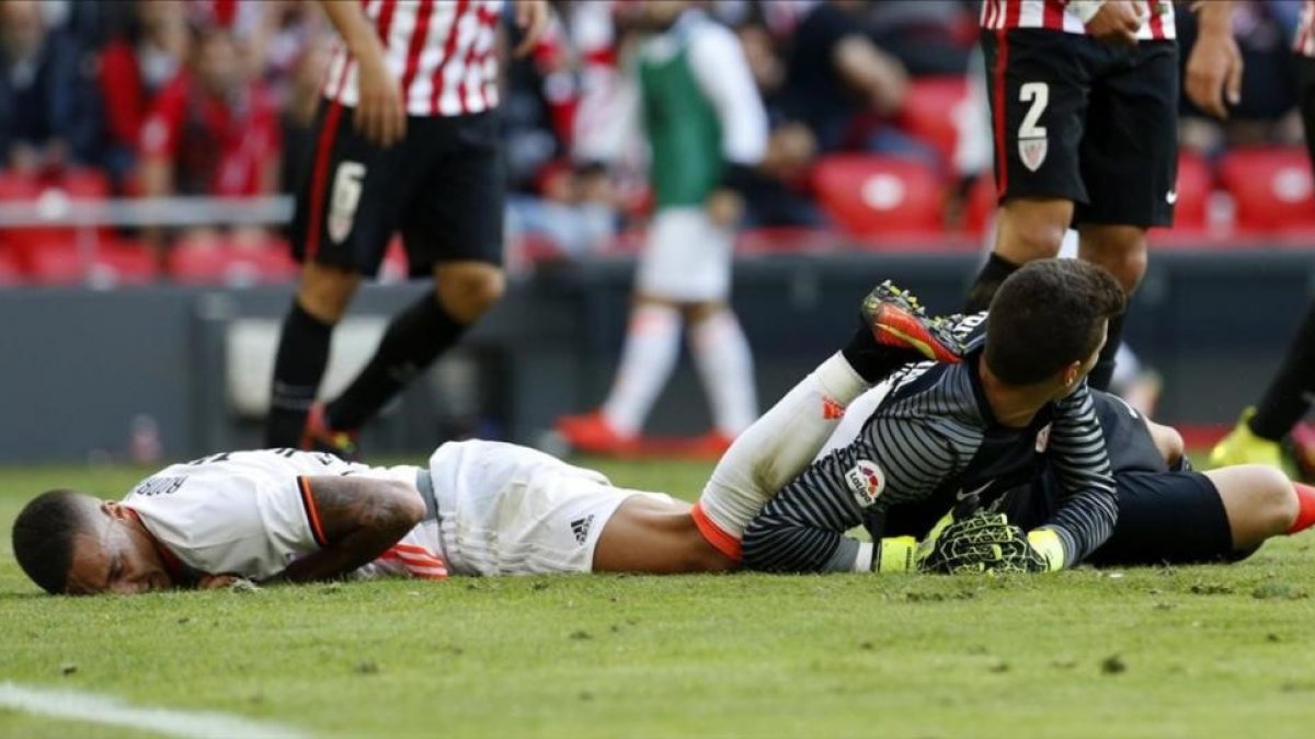 El valencianista Rodrigo, tendido en el césped junto a Kepa, el portero del Athletic, el domingo en San Mamés.