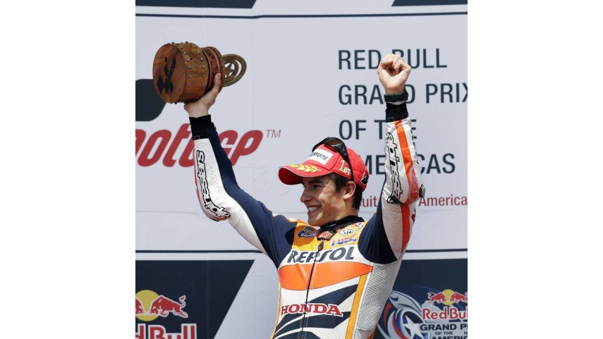 Marc Márquez celebra su victoria en el podio de Austin.