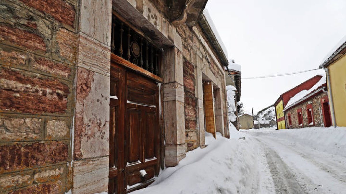 Imágenes del municipio de Cármenes en invierno, uno de los pueblos en los que el alcalde no recibió dinero por sus labores. RAMIRO