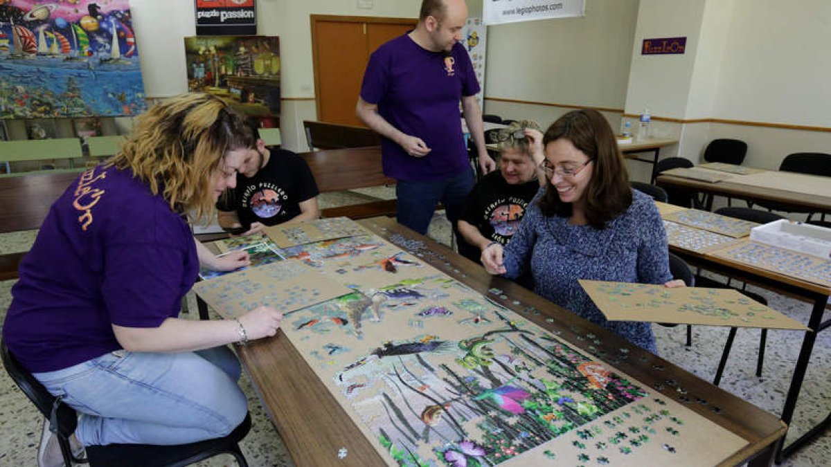Estudiantes estudian las piezas ante el gran puzzle, ayer en Biológicas y Ambientales. SECUNDINO PÉREZ