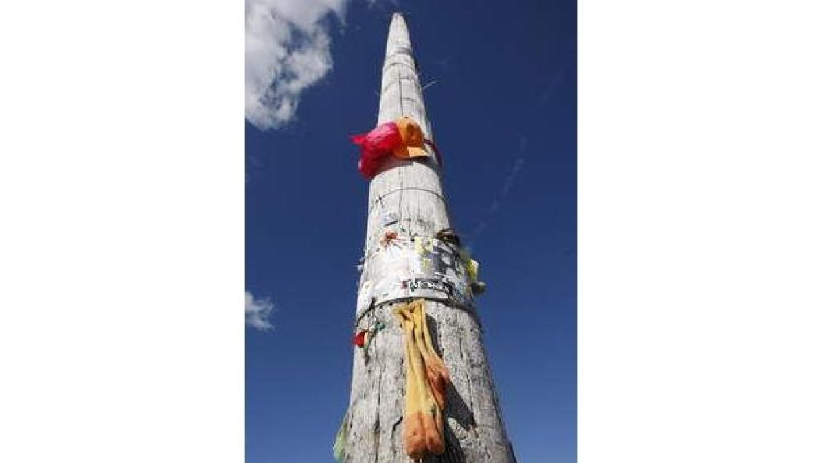Amuletos clavados a la Cruz de Ferro.