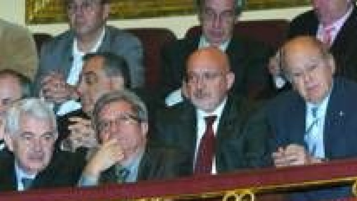 Dos hombres discuten a la puerta del Congreso