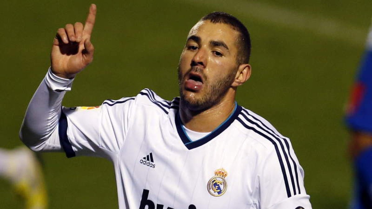 Benzema celebra uno de los dos goles que le endosó al modesto Alcoyano.