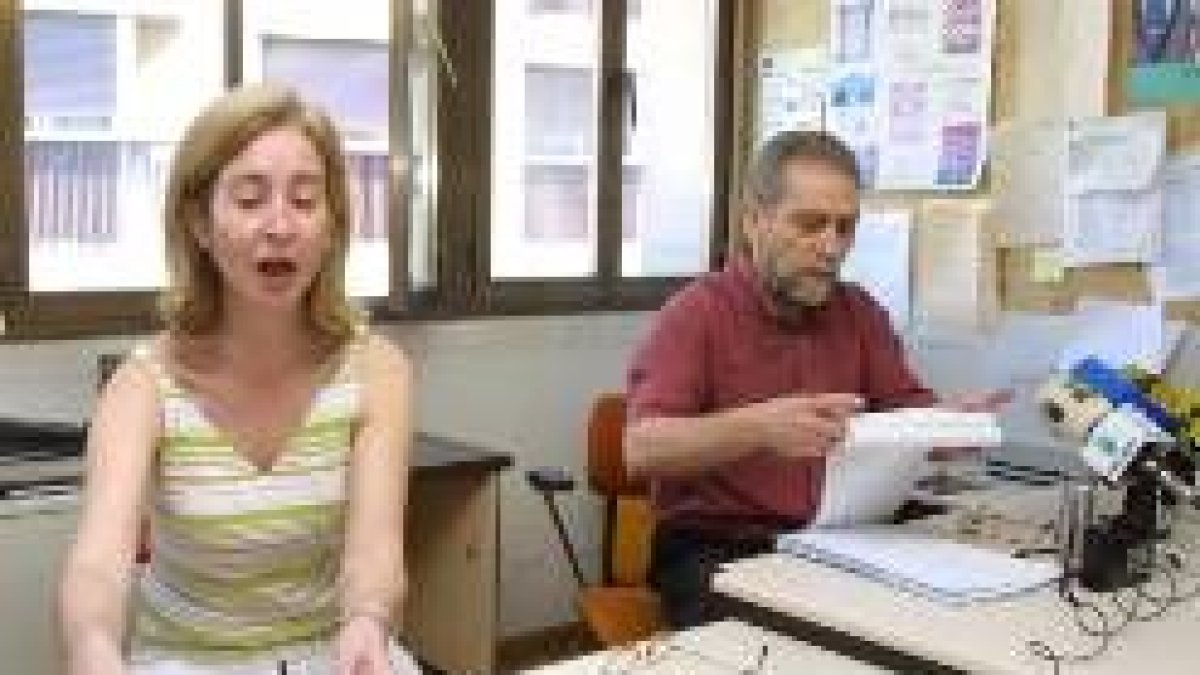 Dos miembros del secretariado de STELE-STE en la rueda de prensa ayer