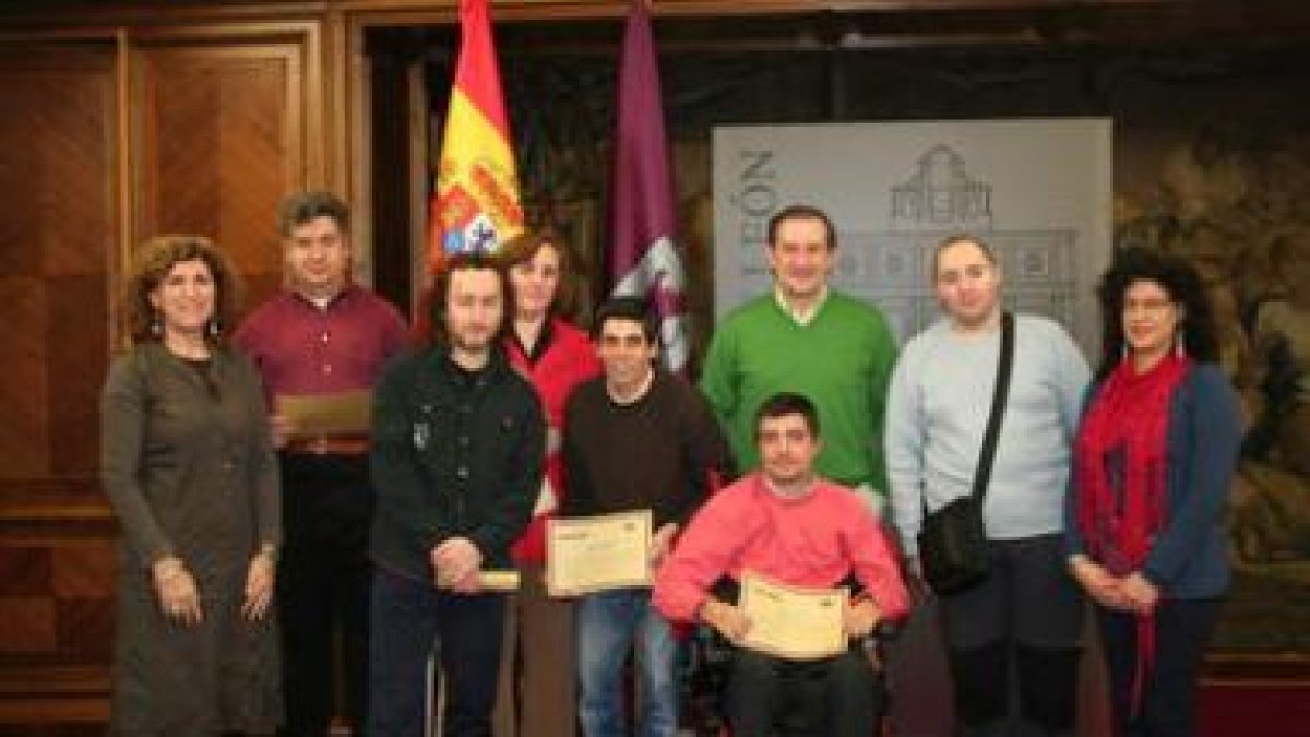 Actos de entrega de diplomas a las personas participantes en el curso.