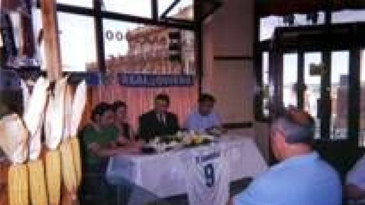 La directiva de la peña del Real Oviedo en su primera reunión en el Bar 2000
