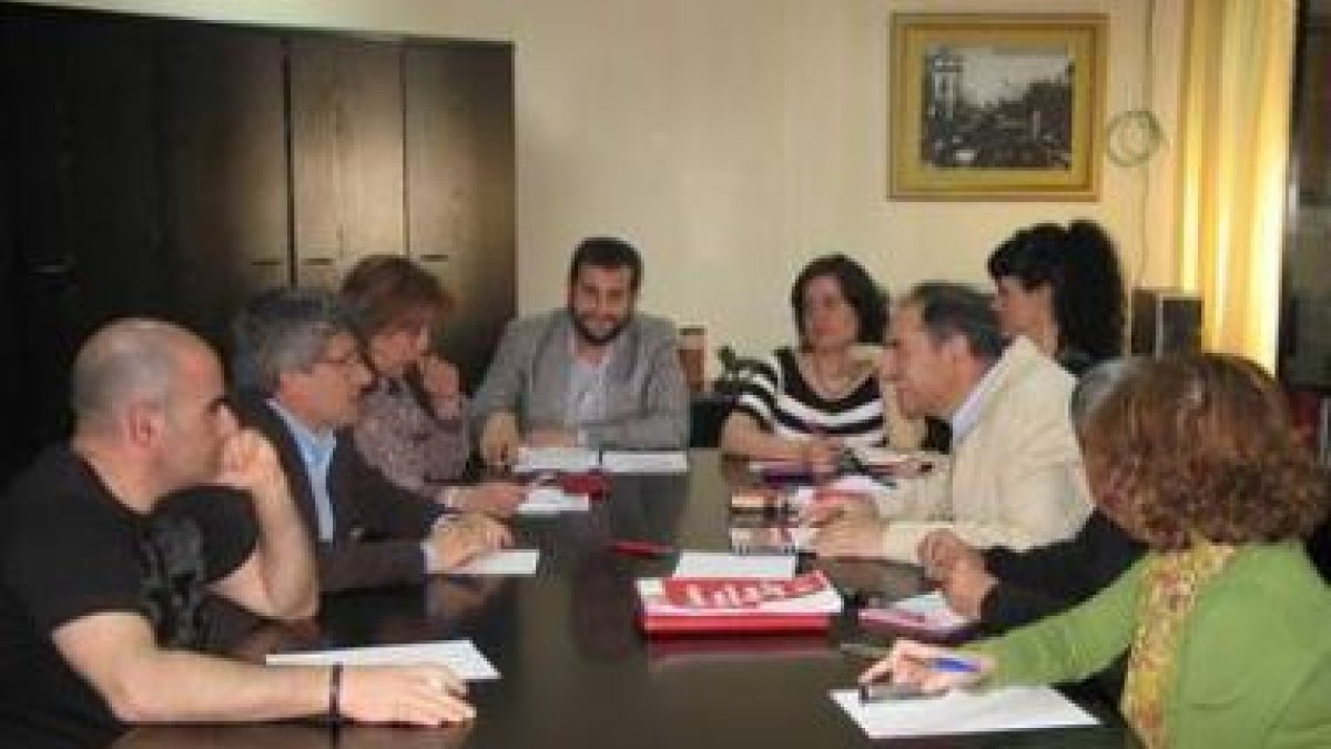 La candidatura socialista junto a dirigentes de UGT.