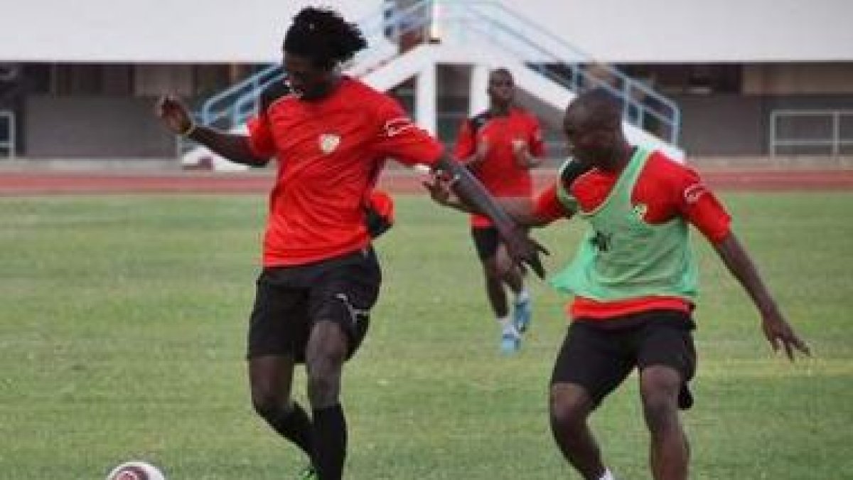 Adebayor entrena junto a su compañero Serge Akakpo.