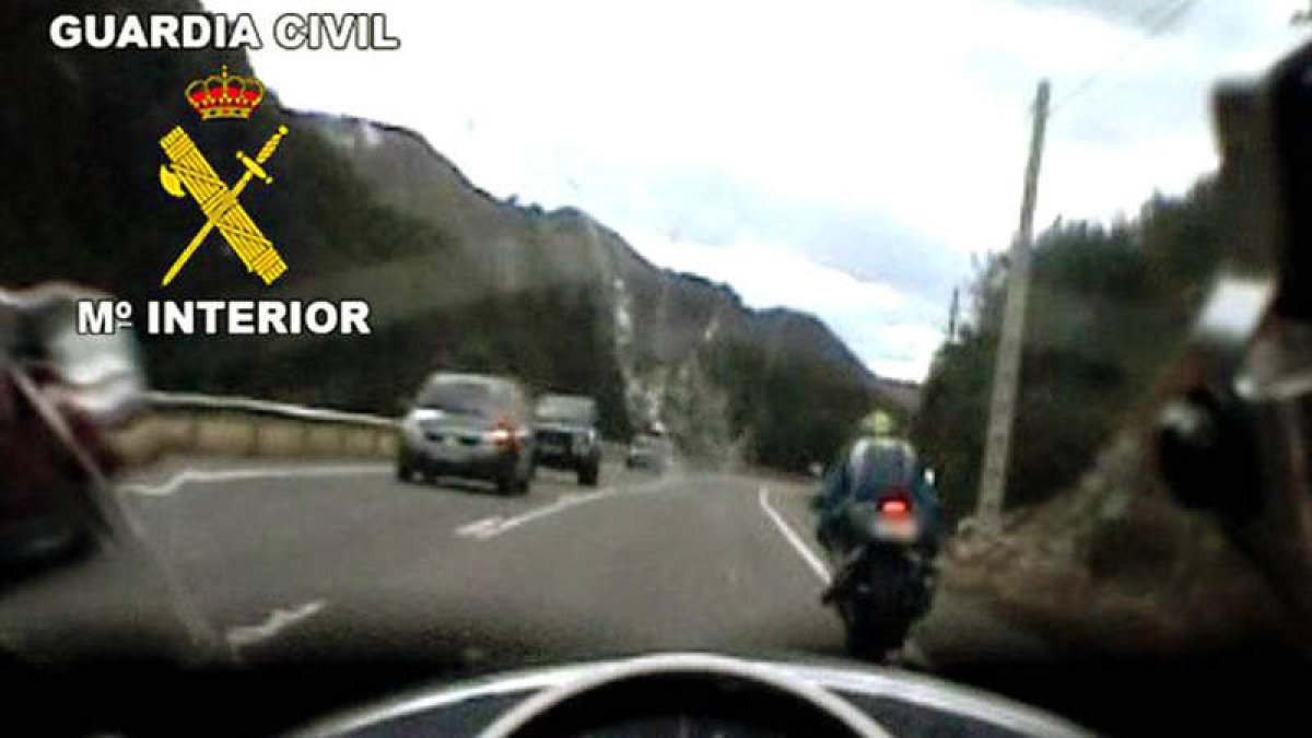 Imagen de los moteros que iban a 299 por hora en la C-631.
