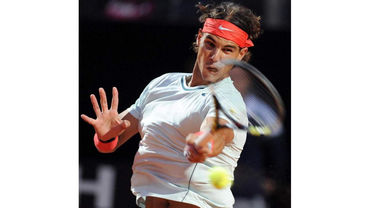 Rafa Nadal devuelve la bola a su compatriota David Ferrer.