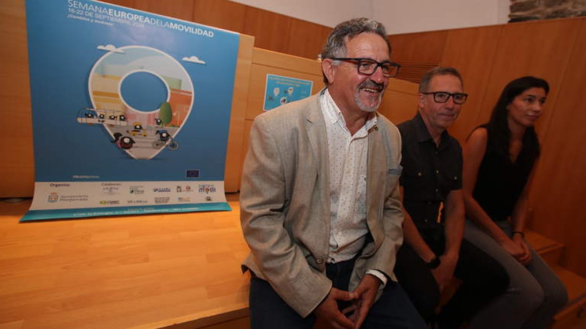 El concejal Carlos Fernández, ayer al presentar con dos técnicos la Semana de la Movilidad. ANA F. BARREDO