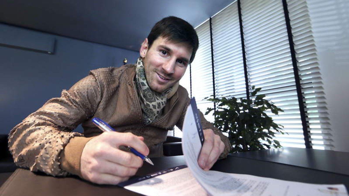 Lionel Messi firmó ayer, en las oficinas del Barça, la ampliación de su contrato.