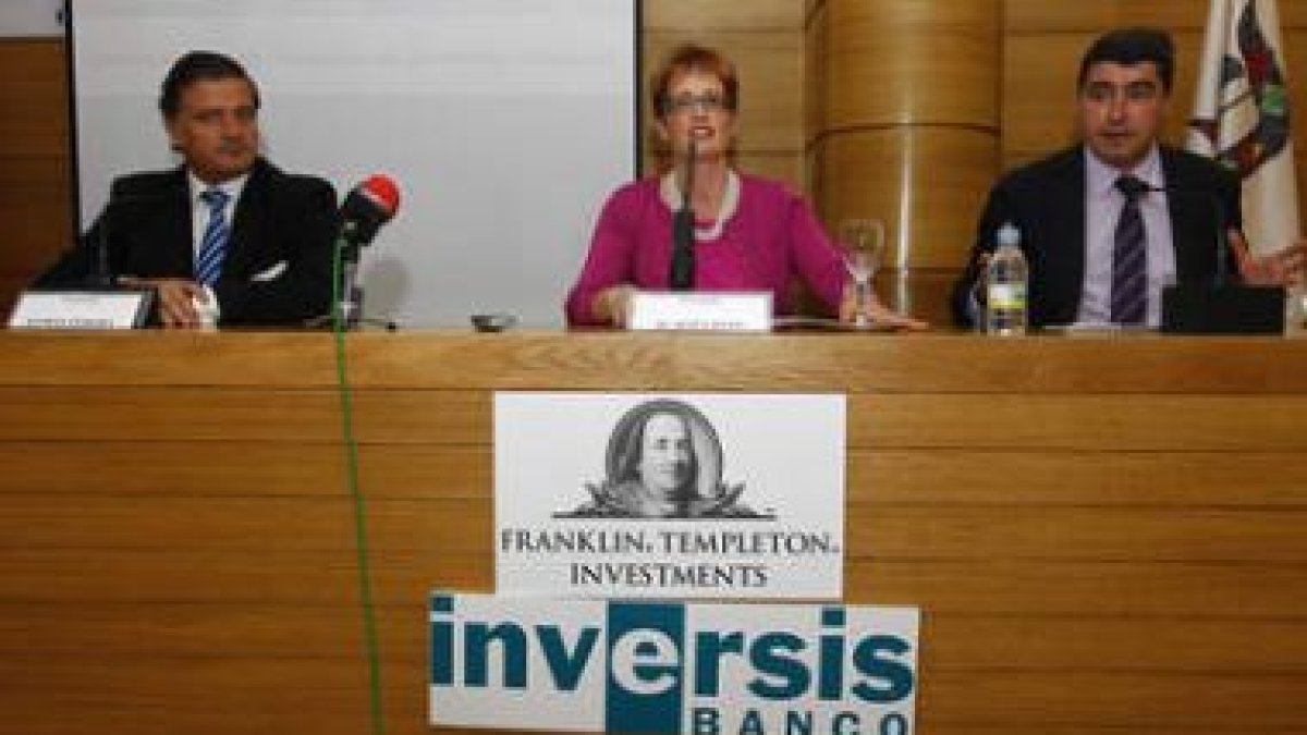 Ramón Pereira, María Jesús Soto y Pablo R. Lago, ayer en la jornada del Club de Prensa de Diario de