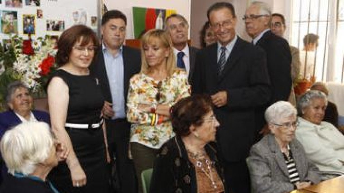 Isabel Carrasco junto a la presidenta de la asociación y otros invitados al acto.