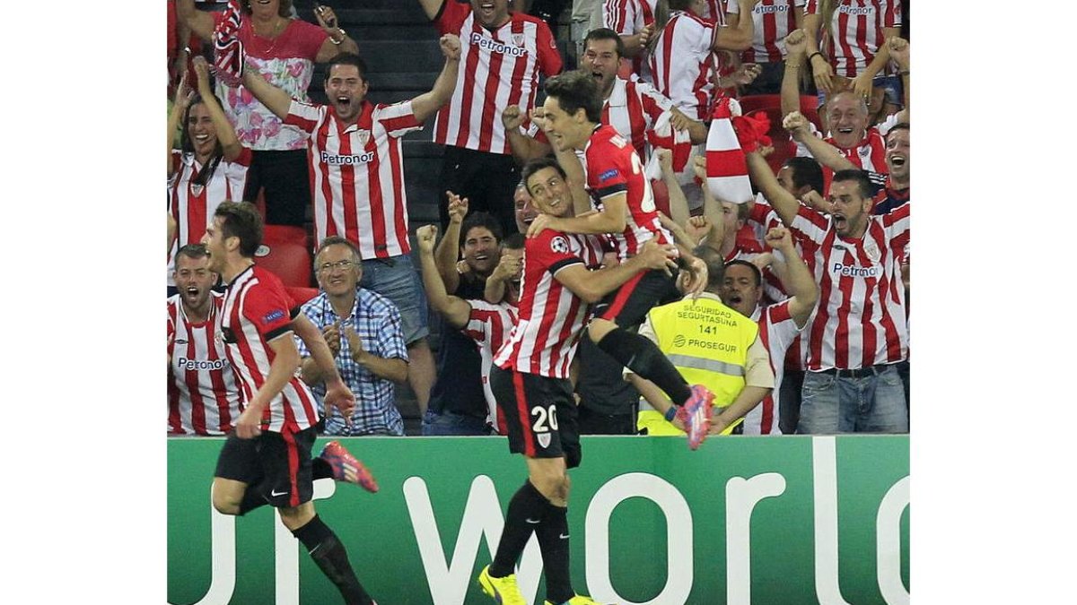 El Athletic y su hinchada celebran el tercer gol de Ibai.