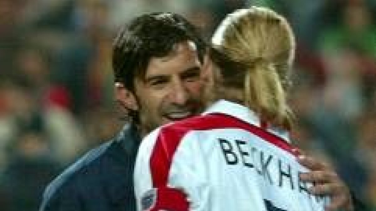 Luis Figo saluda a su compañero de equipo, David Beckham